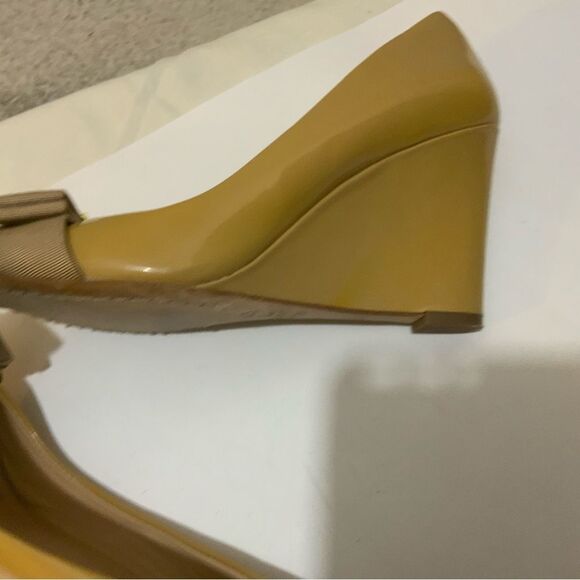 Tory Burch Trudy Open Toe Wedge Bow Patent Leather Nude 7 US Gold Logo - Picture 6 of 8
